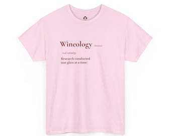 Puede incluir: Una camiseta de manga corta de color rosa claro con texto rojo oscuro en el pecho que dice Wineology (noun) /waɪˈnɒlədʒi/ Research conducted one glass at a time. La camiseta tiene cuello redondo y un pequeño logotipo circular impreso en el interior.
