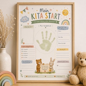 Könnte beinhalten: Ein gerahmtes Poster mit der Überschrift Mein KITA START, einem grünen Handabdruck in der Mitte, Illustrationen eines Bären und Hasen mit dem Schild Ich freue mich auf viele tolle Abenteuer sowie verschiedenen Feldern zum Ausfüllen.