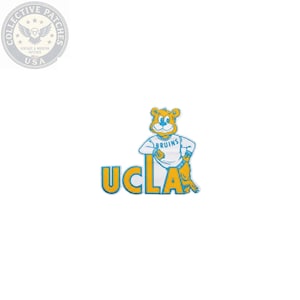 Puede incluir: Un parche bordado en amarillo y azul que presenta el logotipo de UCLA con la mascota Joe Bruin apoyada sobre las letras. La mascota viste un suéter blanco con la palabra BRUINS impresa en el frente. El parche tiene un borde blanco y contornos azules.