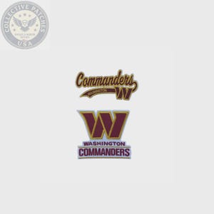 Puede incluir: Dos parches bordados con el logotipo y el texto de los Washington Commanders. El parche superior muestra la palabra Commanders en color burdeos con borde dorado y un logotipo W. El parche inferior presenta una gran W burdeos con el texto Washington Commanders.