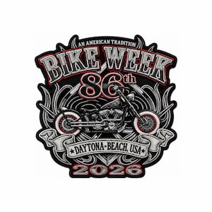 Puede incluir: Un parche bordado en negro, blanco y rojo con un gráfico de motocicleta, el texto "BIKE WEEK", "86th", "AN AMERICAN TRADITION", "DAYTONA BEACH, USA" y "2026". El diseño incluye motivos de llamas estilizadas y una banda inferior.