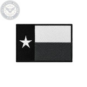 Può includere: Una toppa ricamata rettangolare che presenta il design della bandiera dello stato del Texas in una combinazione di colori monocromatica nera, bianca e grigia. La toppa mostra una striscia verticale nera a sinistra con una stella bianca e strisce orizzontali bianche e grigie.