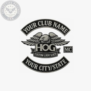 Könnte beinhalten: Ein besticktes Aufnäher-Set mit einem zentralen Adler-Emblem über dem Text HOG und CUSTOM LOGO S/ATE, flankiert von einem kleinen MC-Quadrat. Es enthält zwei geschwungene Banner mit dem Text YOUR CLUB NAME und YOUR CITY/STATE in weißem Garn.
