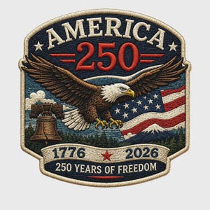 Könnte beinhalten: Ein gestickter Aufnäher mit einem Weißkopfseeadler im Flug, der Liberty Bell und einer amerikanischen Flagge. Der Text lautet AMERICA 250, 1776, 2026 und 250 YEARS OF FREEDOM. Das Design zeigt einen Berg, einen Wald und einen roten Stern auf cremefarbenem Rand.