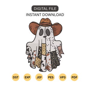 Pode incluir: Um design de bordado de um fantasma usando um chapéu de cowboy marrom. O fantasma apresenta um padrão de retalhos com várias estampas de animais, incluindo manchas de leopardo, vaca e guepardo em tons de marrom, preto e branco. Texto DIGITAL FILE INSTANT DOWNLOAD.