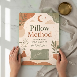 Pode incluir: Uma folha de trabalho retangular intitulada Pillow Method Worksheet for Manifestation, com uma ilustração central de uma almofada verde, plantas em vasos e motivos celestiais em tons terra de terracota, verde sálvia e creme.