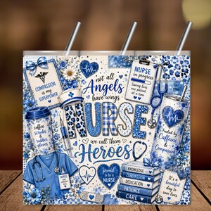 Könnte beinhalten: Ein zylindrischer Becher mit einem blau-weißen Collage-Design mit medizinischen Motiven. Der Text umfasst "not all Angels have wings NURSE we call them Heroes", "Compassion is my SUPERPOWER", "NURSE in progress" und "Fueled by Caffeine & Compassion".