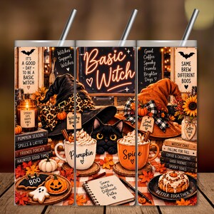 Könnte beinhalten: Ein zylindrischer Becher mit Strohhalm im Halloween-Design. Das Motiv zeigt eine schwarze Katze, zwei Tassen mit der Aufschrift Pumpkin und Spice, Hexenhüte, Bücherstapel, Kekse sowie Texte wie Basic Witch, Witches Support Witches und Same Brew Different Boos.