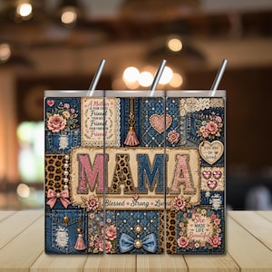 Könnte beinhalten: Ein zylindrischer Becher mit Metallstrohhalm, der ein Collage-Design aus Jeansstoff, Leopardenmuster, rosa Rosen und Perlen zeigt. Das Wort MAMA ist in großen Buchstaben zentriert und von Text umgeben, darunter A Mother is your first friend.