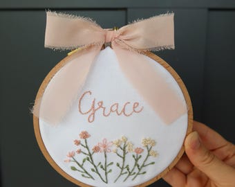 Cerchietto con nome del bambino ricamato a mano / Decorazione per la cameretta, Annuncio del nome del bambino, Cartello con nome del bambino per foto in ospedale, Cartello per annunciare il nome del bambino