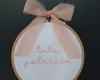 Cerchietto con nome del bambino ricamato a mano / Decorazione per la cameretta, Annuncio del nome del bambino, Cartello con nome del bambino per foto in ospedale, Cartello personalizzato ricamato per neonati