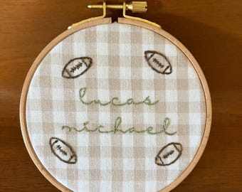 Cerchietto con nome del bambino ricamato a mano / Decorazione per la cameretta, Annuncio del nome del bambino, Cartello con nome del bambino per foto in ospedale, Cartello personalizzato ricamato per neonati
