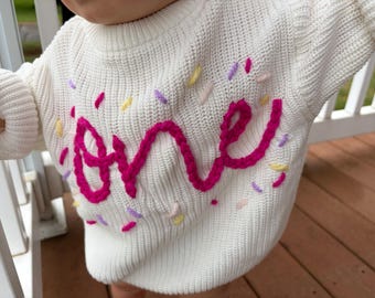 Maglione ricamato a mano con la scritta "One" e decorazioni a spruzzo / Ricordo del primo compleanno, maglione personalizzato, completo per il primo compleanno, maglione ricamato a mano