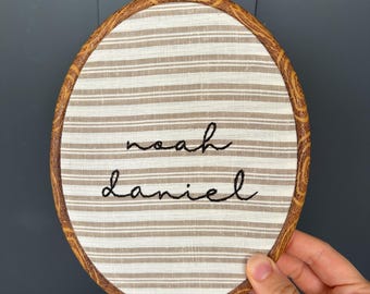 Cerchietto con nome del bambino ricamato a mano / Decorazione per la cameretta, Annuncio del nome del bambino, Cartello con nome del bambino per foto in ospedale, Cartello personalizzato ricamato per neonati
