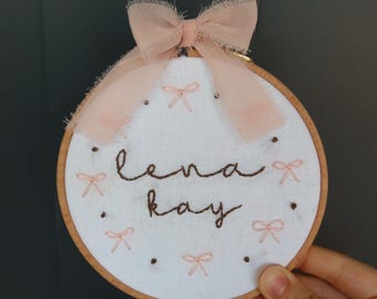 Cerchietto con nome del bambino ricamato a mano / Decorazione per la cameretta, Annuncio del nome del bambino, Cartello con nome del bambino per foto in ospedale, Cartello personalizzato ricamato per neonati