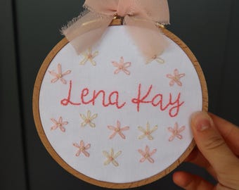 Cerchietto con nome del bambino ricamato a mano / Decorazione per la cameretta, Annuncio del nome del bambino, Cartello con nome del bambino per foto in ospedale, Cartello personalizzato ricamato per neonati