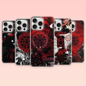 Peut inclure: Cinq coques de smartphone arborant des illustrations de l'anime Hellsing en rouge et noir. Les motifs incluent un sceau pentagramme central, le texte Hellsing et des personnages. Chaque coque présente une découpe pour appareil photo.