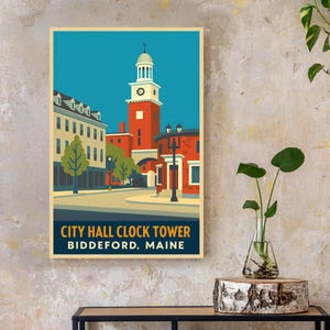 Puede incluir: Una impresión de arte mural rectangular que presenta una ilustración estilizada de la torre del reloj del ayuntamiento de Biddeford, Maine. El gráfico muestra un edificio de ladrillo rojo con un reloj, un cielo azul y el texto CITY HALL CLOCK TOWER BIDDEFORD, MAINE.