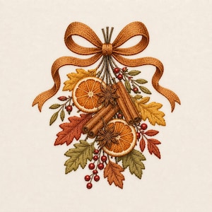 Può includere: Un disegno ricamato che presenta un nastro color marrone dorato annodato a fiocco in alto, con un grappolo di fette di arancia essiccata, bastoncini di cannella, anice stellato, bacche rosse e foglie di quercia dai colori autunnali.