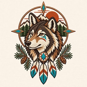 Puede incluir: Un parche bordado que muestra una cabeza de lobo centrada en un marco circular. El diseño incluye una cordillera, pinos, un sol y un elemento decorativo en la parte inferior con tres plumas, piñas y un motivo geométrico de diamante.