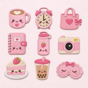 Könnte beinhalten: Eine Sammlung von neun gestickten Aufnähern mit rosa Motiven, darunter eine Kaffeetasse, ein Wecker, eine Handtasche, ein Notizbuch, eine Trinkflasche, eine Kamera, ein Erdbeerkuchenstück, ein Bubble Tea und eine Schlafmaske mit niedlichen Gesichtern.