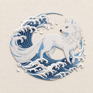 Puede incluir: Un parche bordado que presenta un zorro blanco de pie dentro de un diseño circular de olas oceánicas estilizadas en azul y blanco. El zorro está representado de perfil, mirando hacia la derecha, con costuras detalladas de pelaje blanco.