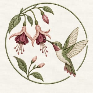 Puede incluir: Un diseño de bordado circular sobre tela blanca que muestra un colibrí con plumas verdes, blancas y rosas volando cerca de dos flores de fucsia en tonos magenta intenso y rosa claro, acompañadas de hojas verdes y pequeños capullos.