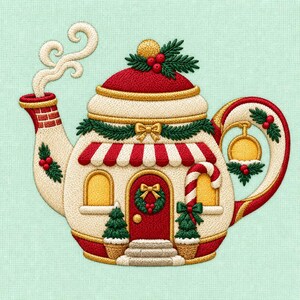 Op de afbeelding: Een geborduurde theepot in de vorm van een feestelijk huis met een rood dak, een rode deur met een krans, gele ramen en een zuurstok. Het ontwerp bevat groene dennentakken, rode bessen en witte stoom die uit de tuit komt op een lichtgroene achtergrond.