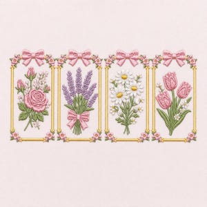 Puede incluir: Cuatro diseños de bordado rectangulares con marcos dorados, lazos rosas y motivos florales. Los patrones incluyen un ramo de rosas rosas, un manojo de lavanda morada con un lazo rosa, margaritas blancas y un grupo de tulipanes rosas.