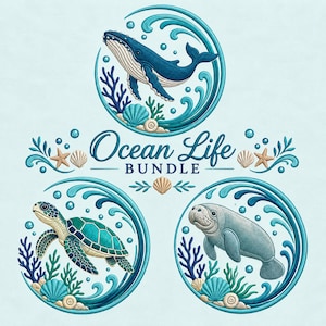 Puede incluir: Un conjunto de diseños de bordado digital titulado Ocean Life Bundle con tres motivos circulares. Uno muestra una ballena azul, otro una tortuga marina y el tercero un manatí, rodeados de olas azules, corales y conchas sobre un fondo azul claro.