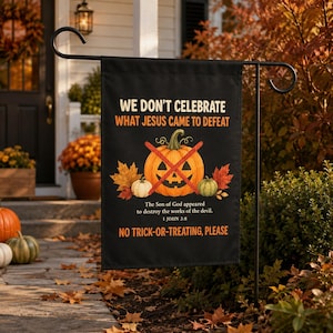 Könnte beinhalten: Eine schwarze rechteckige Gartenflagge mit einem orangefarbenen Kürbis, der mit einem roten X durchgestrichen ist. Der Text lautet: WE DON'T CELEBRATE WHAT JESUS CAME TO DEFEAT, The Son of God appeared to destroy the works of the devil. 1 JOHN 3:8, NO TRICK-OR-TREATING, PLEASE.