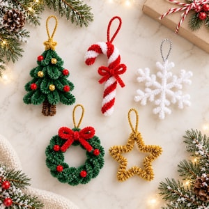 Può includere: Cinque decorazioni natalizie realizzate con scovolini soffici: un albero di Natale verde con perline rosse e dorate, un bastoncino di zucchero a righe rosse e bianche con un fiocco, un fiocco di neve bianco, una ghirlanda verde con fiocco e perline rosse, e una stella dorata.