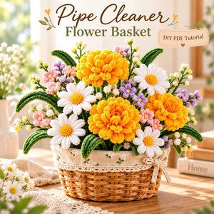 Puede incluir: Un tutorial PDF DIY para una cesta de flores hecha con limpiapipas, que incluye una cesta tejida llena de caléndulas amarillas, margaritas blancas y pequeñas flores moradas y rosas. La cesta tiene un borde de tela con estampado floral y un lazo.