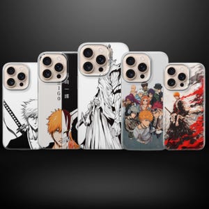 Op de afbeelding: Vijf smartphonehoesjes met diverse anime-personage-illustraties uit Bleach. De ontwerpen bevatten Ichigo Kurosaki met een zwaard, een gespleten masker-afbeelding met Japanse tekst, een volledige personageschets, een groepsportret en een gevechtsscène.