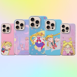 Puede incluir: Cinco fundas para smartphone con ilustraciones del personaje Sailor Moon. Los diseños muestran varias expresiones del personaje rubio con uniforme escolar o traje de marinero, sobre fondos pastel con estrellas, lunas y un gato.