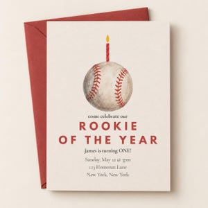 Puede incluir: Una tarjeta de invitación color crema con un sobre rojo que presenta una pelota de béisbol en acuarela coronada por una vela de cumpleaños encendida. El texto dice: come celebrate our ROOKIE OF THE YEAR, James is turning ONE!, Sunday, May 22 @ 3pm, 123 Homerun Lane, New York, New York.