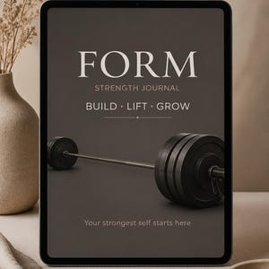 Könnte beinhalten: Ein digitales Tablet mit einem dunkelgrauen Cover für ein Krafttraining-Journal mit dem Titel FORM. Der Text lautet STRENGTH JOURNAL, BUILD LIFT GROW und Your strongest self starts here. Eine Grafik einer schwarzen Hantel ist zentriert.