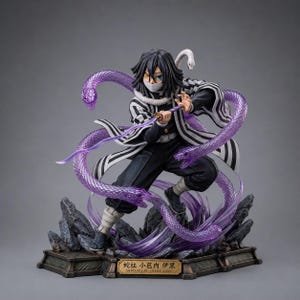Op de afbeelding: Een gedetailleerd anime-figuur van Obanai Iguro, met zwart haar, heterochrome ogen en een wit gezichtsmasker. Het personage draagt een zwart-wit gestreepte haori, houdt een zwaard vast en is omringd door doorschijnende paarse slangen.
