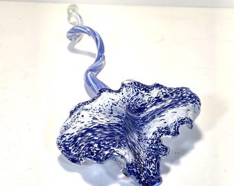 Royal Gallery Hand Blown Blue and White Glass Flower Cornucopia Sculpture European Spatter 1997 - 1999