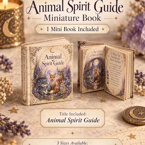 Puede incluir: Un libro miniatura Animal Spirit Guide con una portada ilustrada que muestra un zorro, un búho, un ciervo y un conejo. El libro se muestra cerrado y abierto, revelando páginas interiores con texto. El texto incluye 1:12, 1:6 y 4,5 x 6,5 cm.