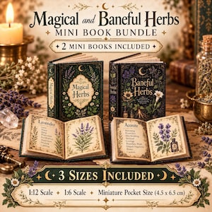 Puede incluir: Un conjunto de mini libros Magical and Baneful Herbs con dos libros pequeños de cubiertas verde oscuro, letras doradas e ilustraciones botánicas. Las páginas abiertas muestran texto sobre lavanda y acónito. Incluye tamaños 1:12, 1:6 y 4,5 x 6,5 cm.