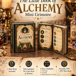 以下が含まれることがあります： ダークグリーンの表紙と金色のアクセントが特徴の「The Little Book of Alchemy」というタイトルのミニチュア本。開いたページには「Three Primes」と「Four Elements」に関するテキストが表示されています。1:12、1:6、4.5 x 6.5 cmのサイズ情報が記載されています。