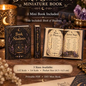 Może przedstawiać: Miniaturowa księga Book of Shadows z czarną okładką ze złotymi ilustracjami księżyca i kwiatów. Książka jest pokazana w wersji zamkniętej i otwartej, z widocznymi stronami Moon Phases i Herbal Magic. Tekst zawiera skalę 1:12, 1:6 oraz 4,5 x 6,5 cm.