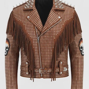 Chaqueta de cuero marrón con flecos y tachuelas, estilo motero.