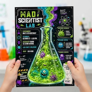 Peut inclure: Une invitation rectangulaire intitulée Mad Scientist Lab présentant un grand erlenmeyer central rempli de liquide vert bouillonnant et de petits monstres colorés. Le design inclut des icônes scientifiques, les détails du 9e anniversaire de Max et des descriptions de spécimens sur fond noir.