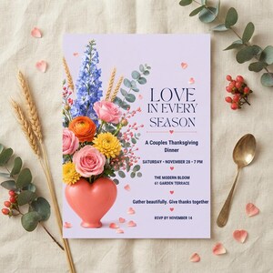 Peut inclure: Une carte d'invitation rectangulaire sur fond violet clair avec un vase corail en forme de cœur rempli de delphiniums bleus, roses roses, renoncules orange et chrysanthèmes jaunes. Le texte indique : LOVE IN EVERY SEASON, A Couples Thanksgiving Dinner, SATURDAY NOVEMBER 28 7 PM, THE MODERN BLOOM 61 GARDEN TERRACE, Gather beautifully. Give thanks together, RSVP BY NOVEMBER 14.
