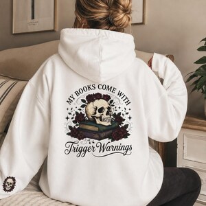 Sudadera con capucha "Mis libros vienen con advertencias de contenido sensible" / Romance oscuro BookTok - Regalo para amantes de los libros, lectores de fantasía moralmente ambigua, merchandising de clubes de lectura