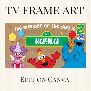 Może przedstawiać: Grafika na ramkę telewizora z napisem The number of the day is 2, zielonym znakiem z imieniem Kayla oraz ilustracjami Abby Cadabby, Elmo i Ciasteczkowego Potwora z balonami i ciastkiem na brązowym tle z akcentami konfetti.