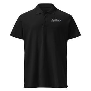 Puede incluir: Un polo negro de manga corta con cuello clásico y tapeta de tres botones. En la parte izquierda del pecho aparece el texto bordado en blanco OnlySlices, que incluye un pequeño gráfico de una porción de pizza al final de la palabra.