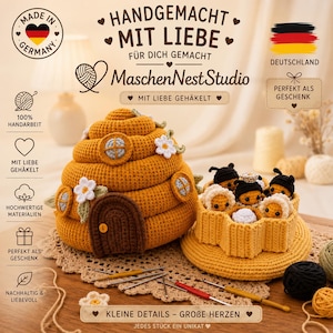 Könnte beinhalten: Ein gehäkeltes senfgelbes Bienenstock-Haus mit brauner Tür und weißen Blumenakzenten, begleitet von einer sechseckigen Wabenbasis mit mehreren kleinen gehäkelten Bienen. Mehrere Metall-Häkelnadeln liegen auf einer Spitzenunterlage.